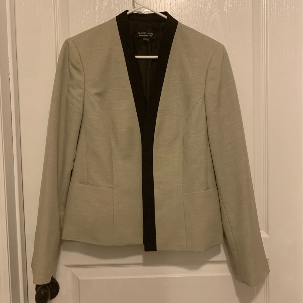 Slimming beige and black blazer